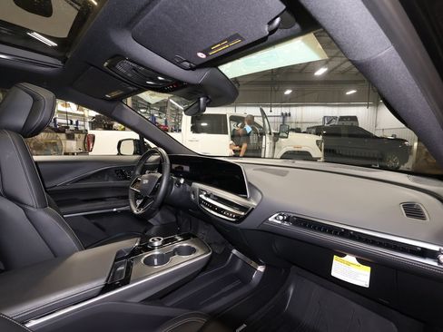 Certified 2025 Cadillac Lyriq Luxury AWD/4WD image 28