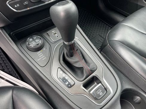 Used 2020 Jeep Cherokee Trailhawk w/ Cold Weather Group AWD/4WD image 18