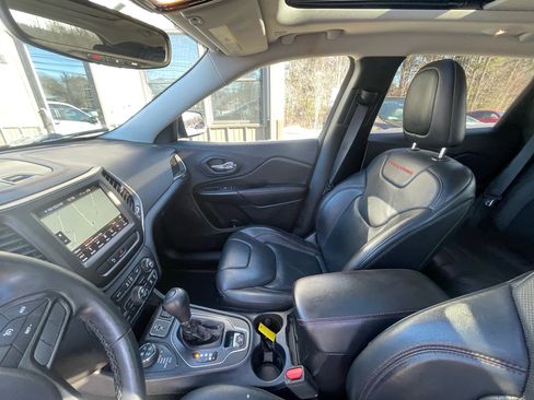 Used 2019 Jeep Cherokee Trailhawk image 15