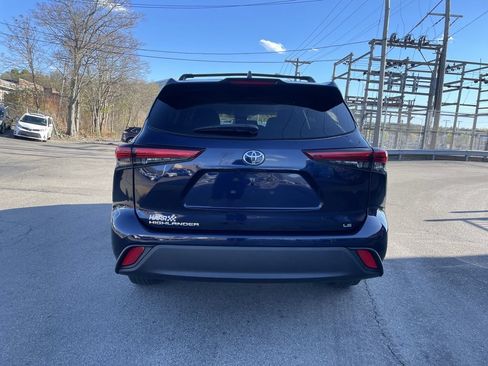 Used 2023 Toyota Highlander LE FWD image 4