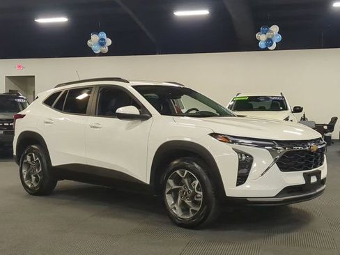 Used 2025 Chevrolet Trax LT w/ LT Convenience Package image 2