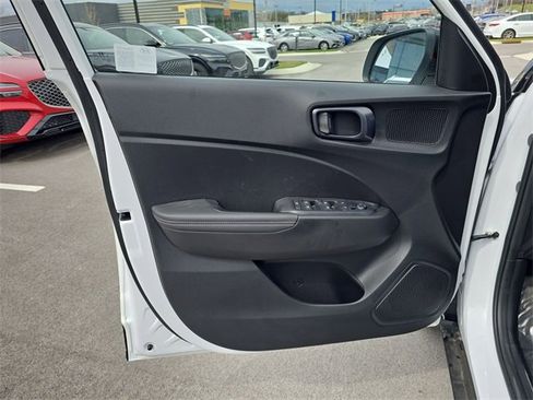 Used 2025 Hyundai Venue Limited image 13