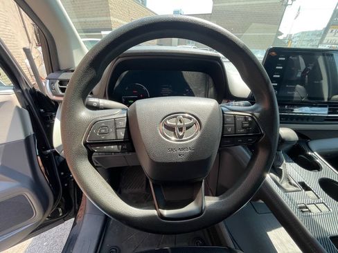 Used 2024 Toyota Sienna LE AWD/4WD image 14