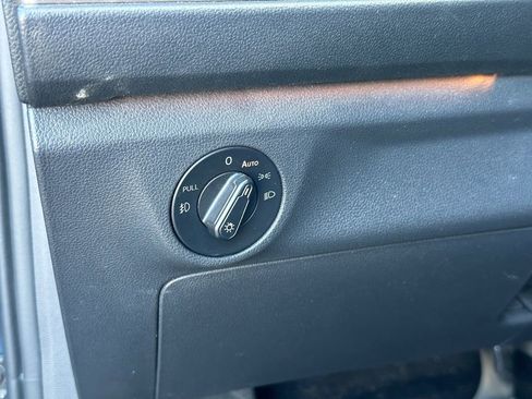 Used 2020 Volkswagen Jetta SEL Premium image 18