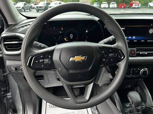 Used 2025 Chevrolet TrailBlazer LT AWD/4WD image 12