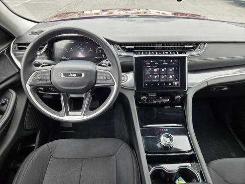 Used 2023 Jeep Grand Cherokee Laredo RWD image 6
