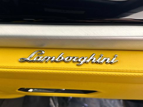 Used 2025 Lamborghini Urus SE AWD/4WD image 45