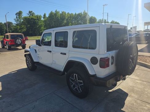 Used 2024 Jeep Wrangler Unlimited Sahara w/ Technology Group AWD/4WD image 3