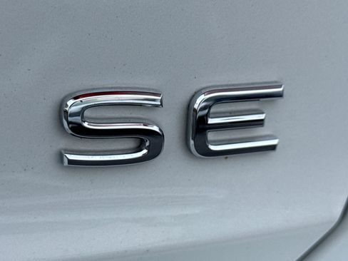 Certified 2025 Volkswagen Jetta SE w/ Sunroof Package image 33