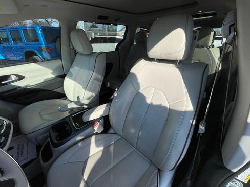 Used 2019 Chrysler Pacifica Limited w/ Tire & Wheel Group image 15