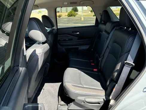 Certified 2024 Nissan Pathfinder SL w/ Black Appearance Package FWD image 13
