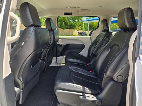 Used 2023 Chrysler Pacifica Touring-L FWD image 14