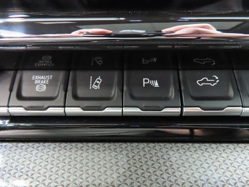 Used 2025 Chevrolet Silverado 2500 ZR2 w/ Technology Package image 72