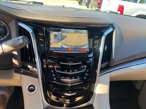 Used 2017 Cadillac Escalade ESV Luxury image 13