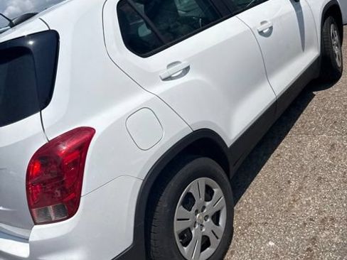 Used 2018 Chevrolet Trax LS FWD image 7