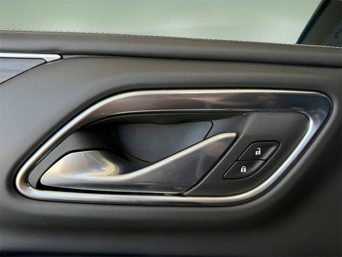 Used 2023 GMC Yukon XL SLT w/ SLT Luxury Package image 16