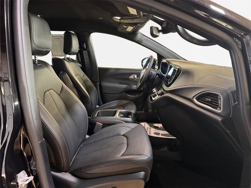 Used 2025 Chrysler Pacifica Select w/ Uconnect Theater Family Group image 26