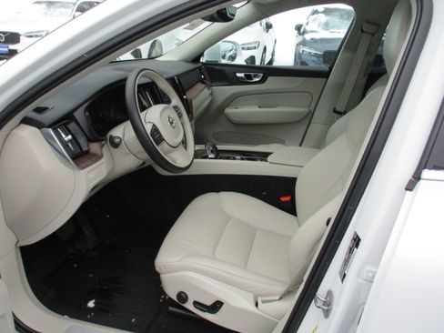 Certified 2022 Volvo XC60 B5 Momentum w/ Climate Package image 12