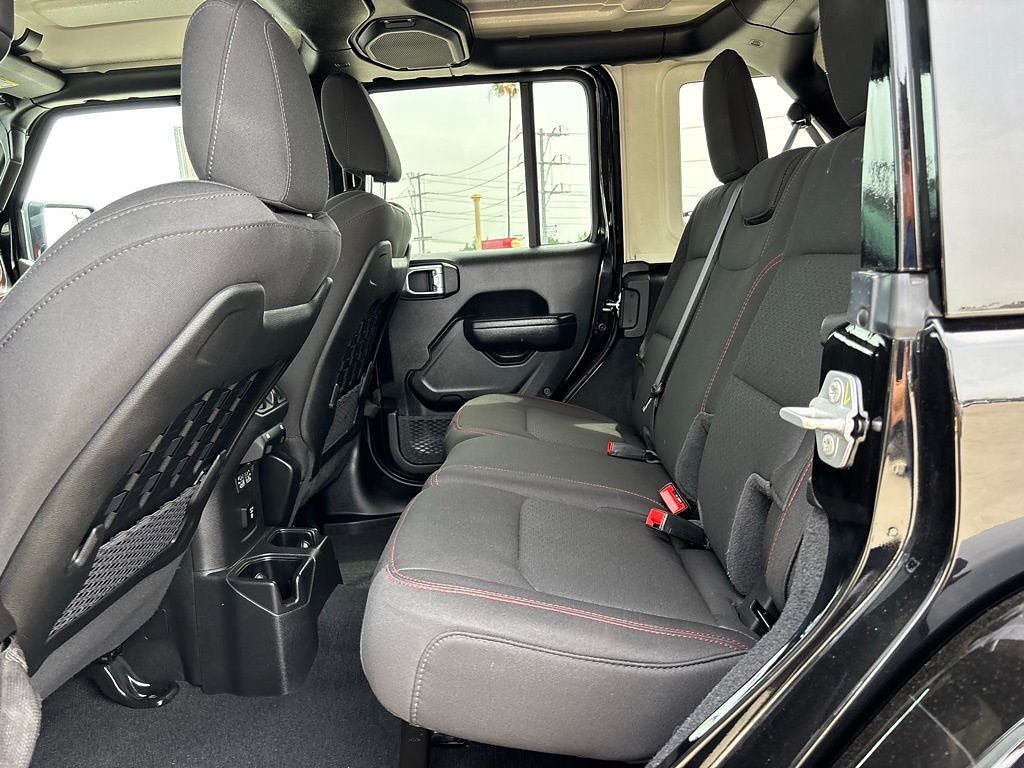 Used 2022 Jeep Wrangler Unlimited Rubicon AWD/4WD image 13
