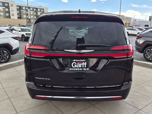 Used 2024 Chrysler Pacifica Touring-L FWD image 5