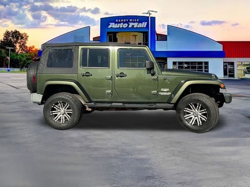 Used 2009 Jeep Wrangler Unlimited Sahara w/ Dual Top Group AWD/4WD image 8