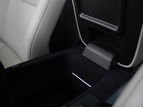 Used 2022 Porsche Taycan 4S w/ Premium Package image 35