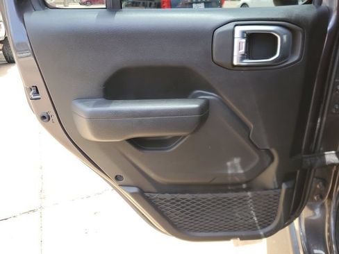 Used 2025 Jeep Wrangler Unlimited Rubicon AWD/4WD image 13