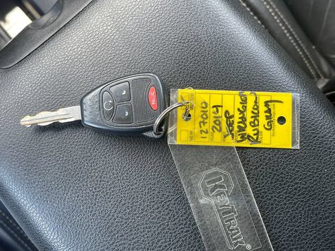 Used 2014 Jeep Wrangler Unlimited Rubicon w/ Connectivity Group AWD/4WD image 30