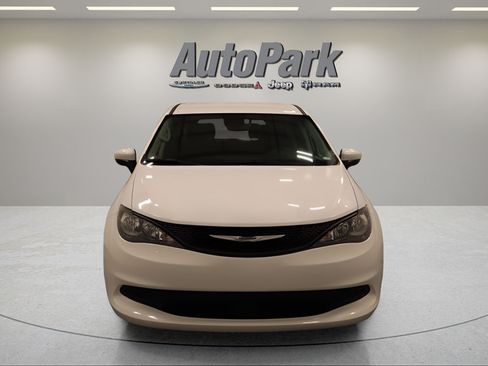 Certified 2023 Chrysler Voyager LX FWD image 3