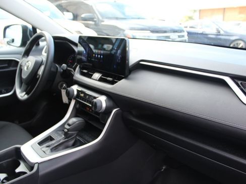 Used 2019 Toyota RAV4 LE w/ Carpet Mat Package FWD image 20