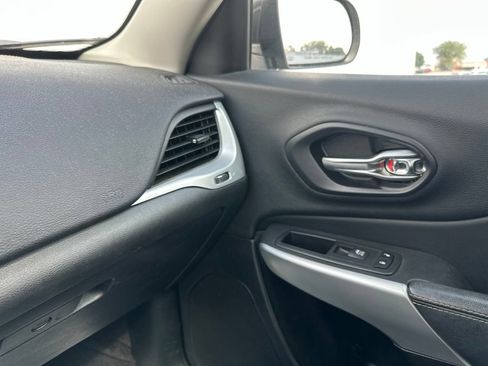 Used 2018 Jeep Cherokee Latitude Plus w/ Comfort/Convenience Group AWD/4WD image 45