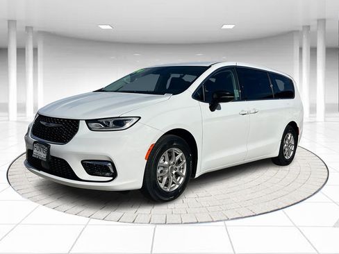 Certified 2024 Chrysler Pacifica Touring-L image 1