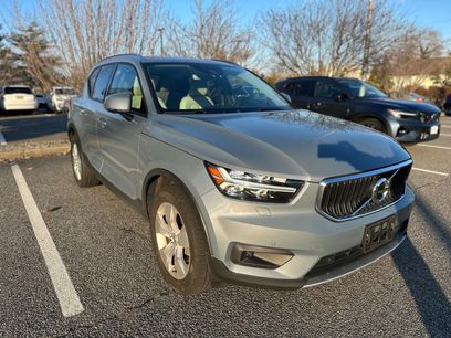 Certified 2022 Volvo XC40 T5 Momentum w/ Premium Package