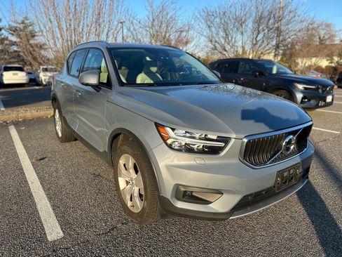 Certified 2022 Volvo XC40 T5 Momentum w/ Premium Package image 1