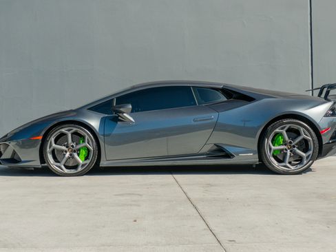 Used 2020 Lamborghini Huracan EVO image 2