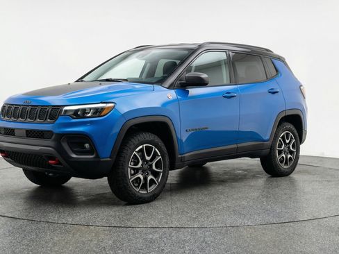 Used 2025 Jeep Compass Trailhawk AWD/4WD image 3