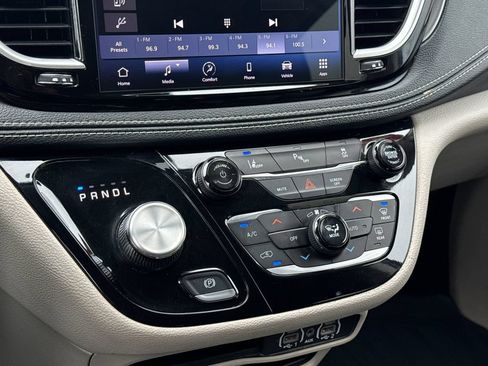 Used 2023 Chrysler Pacifica Touring-L FWD image 22