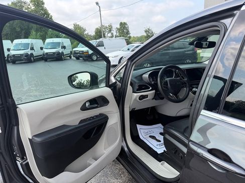 Used 2023 Chrysler Pacifica Touring-L FWD image 7
