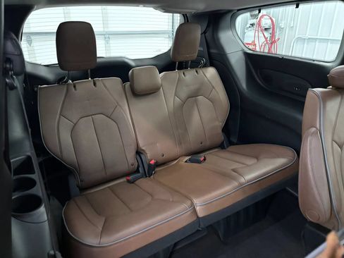 Used 2017 Chrysler Pacifica Limited w/ UConnect Theater Package FWD image 31