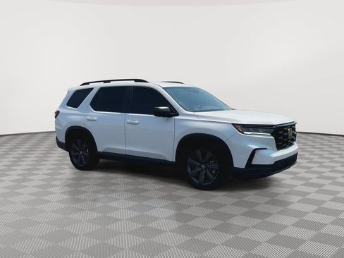 Used 2025 Honda Pilot Sport image 2