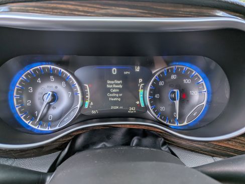 Used 2024 Chrysler Pacifica Limited FWD image 30