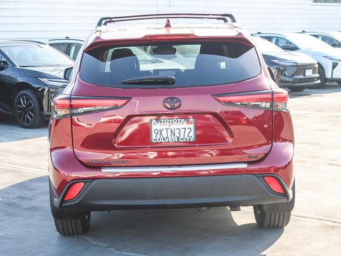 Certified 2023 Toyota Highlander XLE image 8