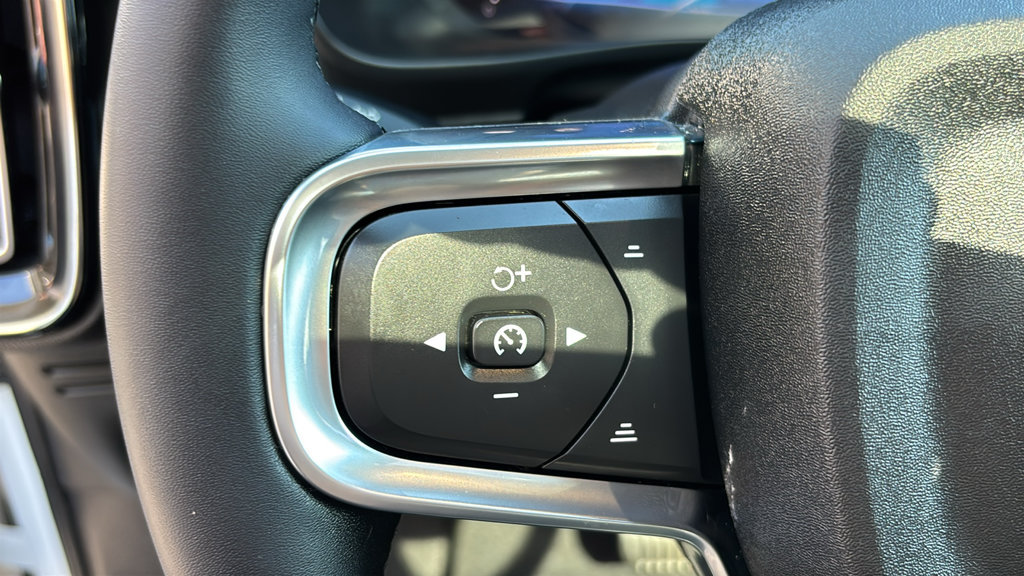 Certified 2024 Volvo XC40 B5 Plus w/ Climate Package AWD/4WD image 17