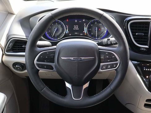 Used 2024 Chrysler Pacifica Touring-L FWD image 14