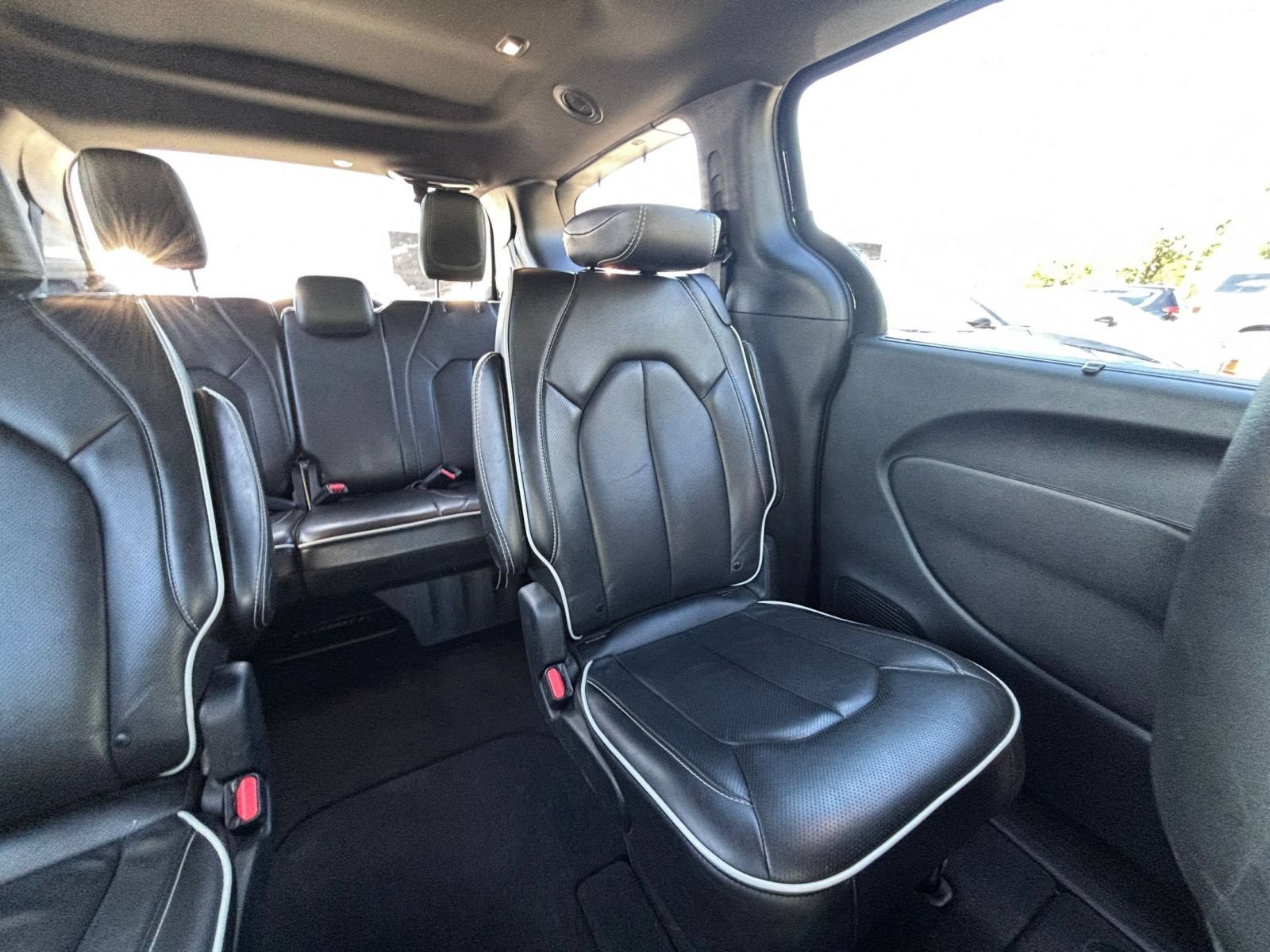 Used 2025 Chrysler Pacifica Limited FWD image 41
