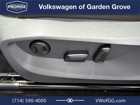 Used 2023 Volkswagen Tiguan SE w/ Panoramic Sunroof Package FWD image 16