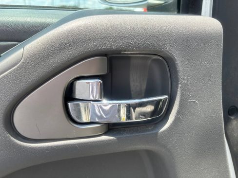 Used 2017 Nissan Frontier SL w/ Moonroof Package AWD/4WD image 9