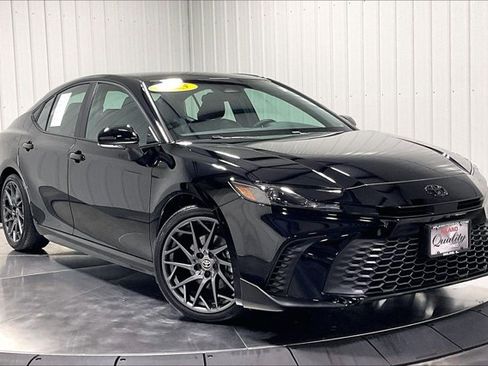 Used 2025 Toyota Camry SE FWD image 3