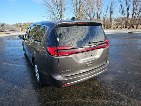 Used 2023 Chrysler Pacifica Touring-L image 3