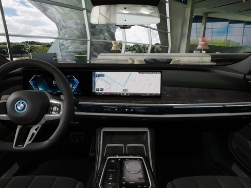 New 2026 BMW 750e xDrive w/ Executive Package image 37